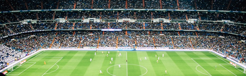 西班牙队流畅传球配合瞬间 - 多名球员在绿色草坪上进行三角传递