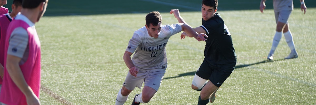 大都会体育场内部全景 - 现代化的足球场馆，绿色草坪与多层看台