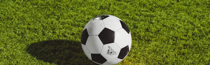 欧洲杯冠军法国队与德国队激烈拼抢 - 多名球员在雨中争夺足球