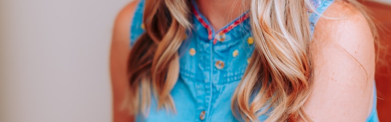 梅西与内马尔在比赛中对抗的瞬间 - 两位世界级球星争夺球权